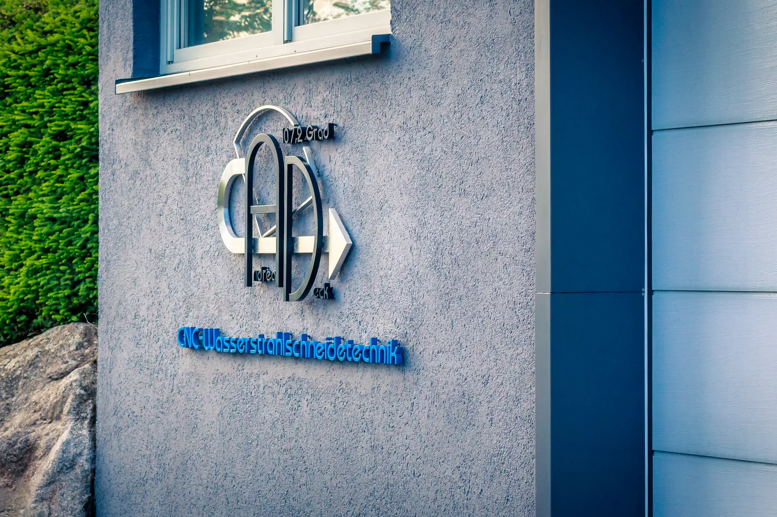 Firmenschild CADeck GmbH am Gebäude