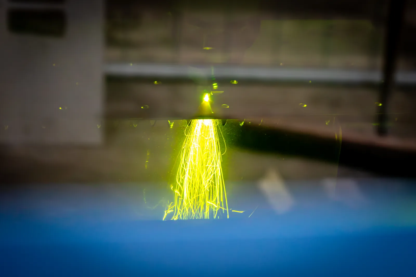 Funkenflug beim Laserschneiden