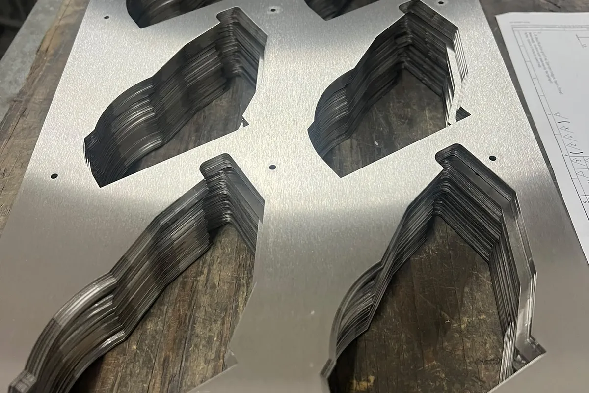 Lasergeschnittene Serienteile aus Edelstahl 1,5 mm im Restgitter