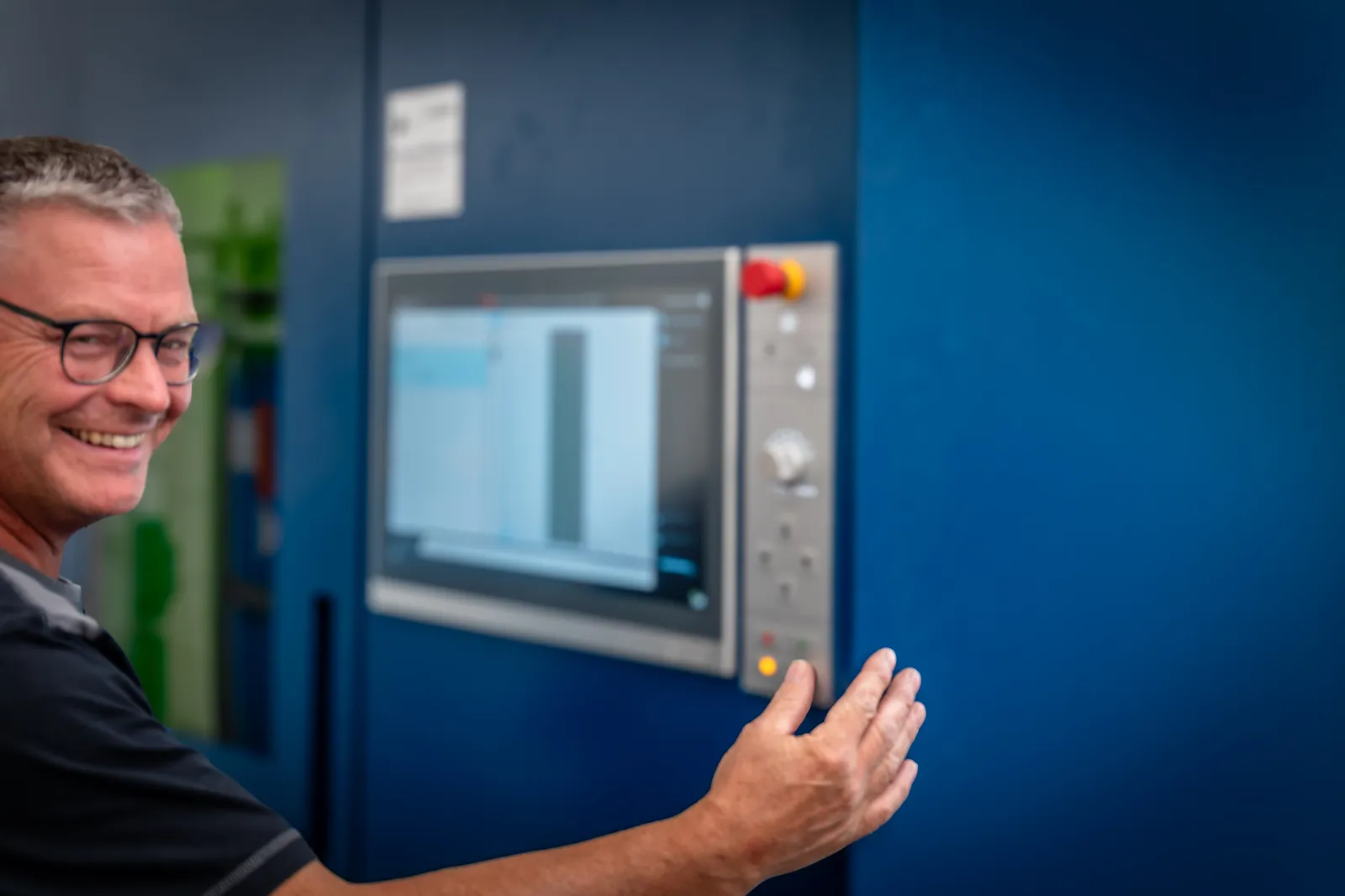 Mitarbeiter an der Laserschneidanlage