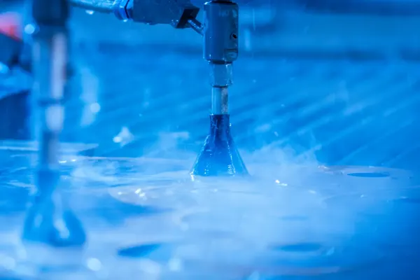 CNC-Wasserstrahlschneiden – Schneidkopf im Einsatz